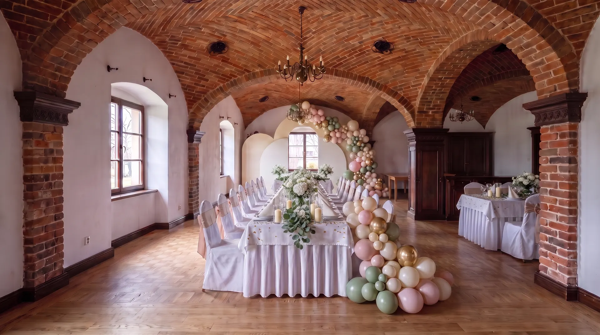 Sala z kompozycjami kwiatowymi i zielenią na stołach