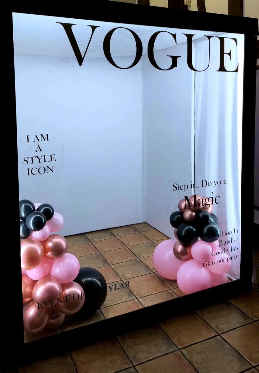 Fotościanka w formie okładki magazynu z balonami