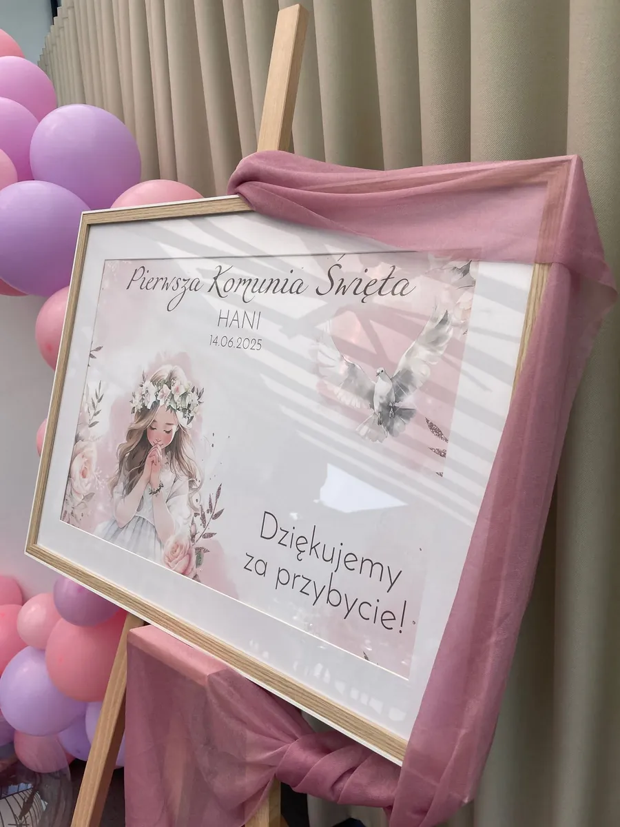 Sztaluga z powitalną tablicą komunijną i różowym tiulem