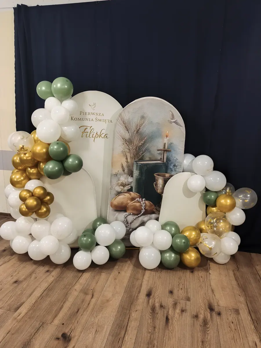 Ścianka komunijna z girlandą balonową w szałwii i złocie