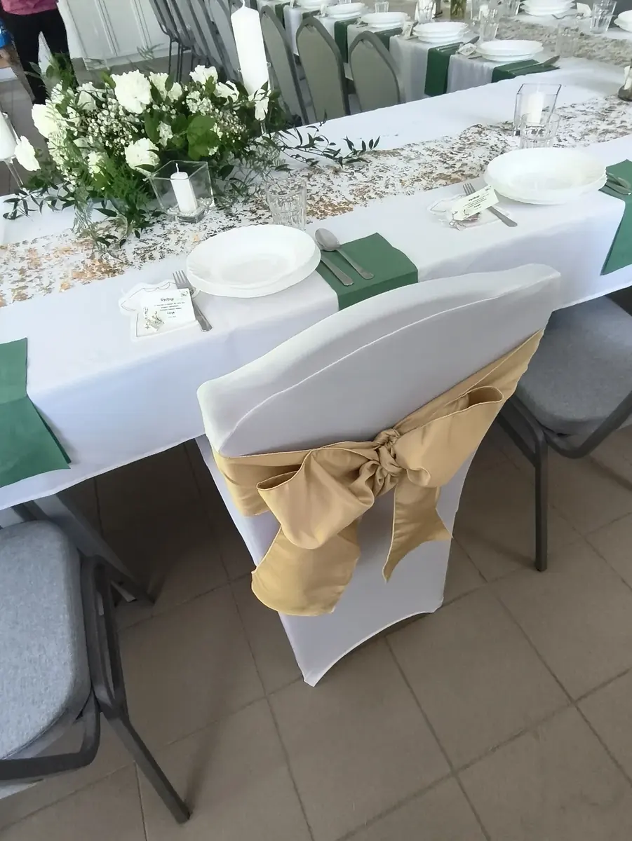 Pokrowiec na krzesło z beżową kokardą