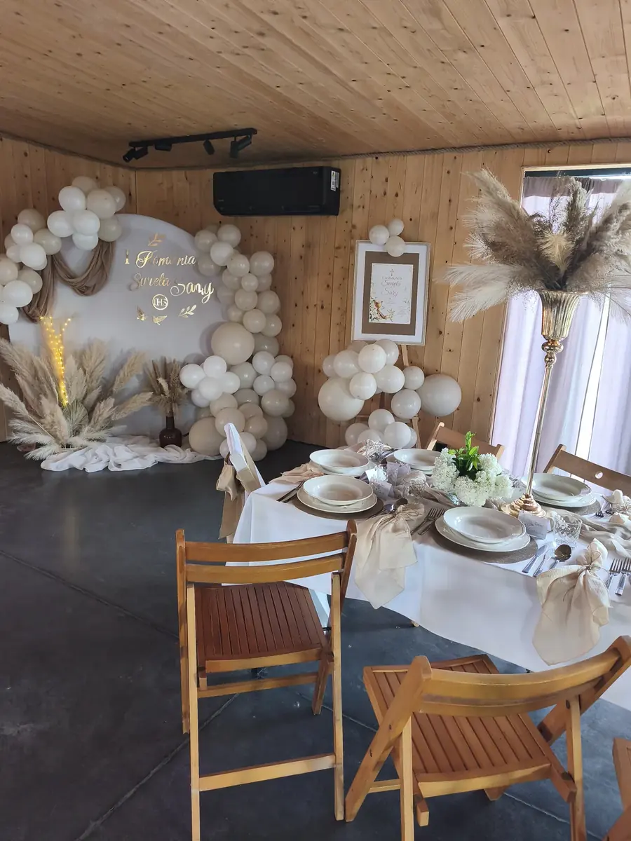 Sala urodzinowa z girlandą balonową