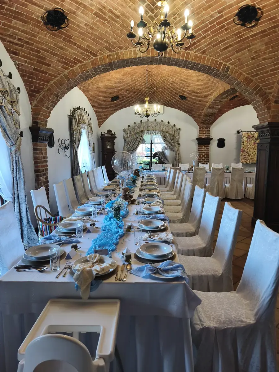 Sala z ceglanym sklepieniem i długim stołem